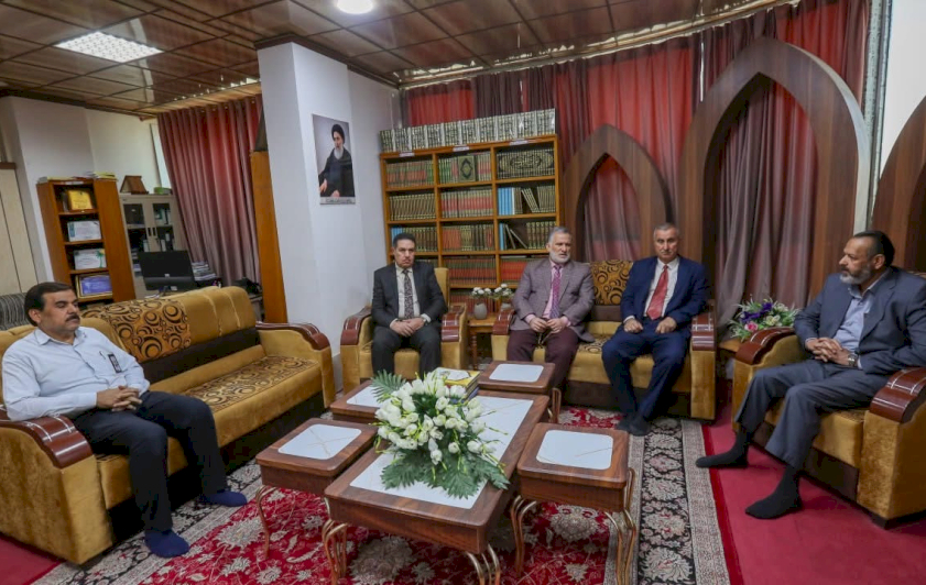 وفدٌ أكاديميٌّ يزورُ مركزَ تراثِ البصرةِ ويطّلعُ على نتاجاتِه العلميّة