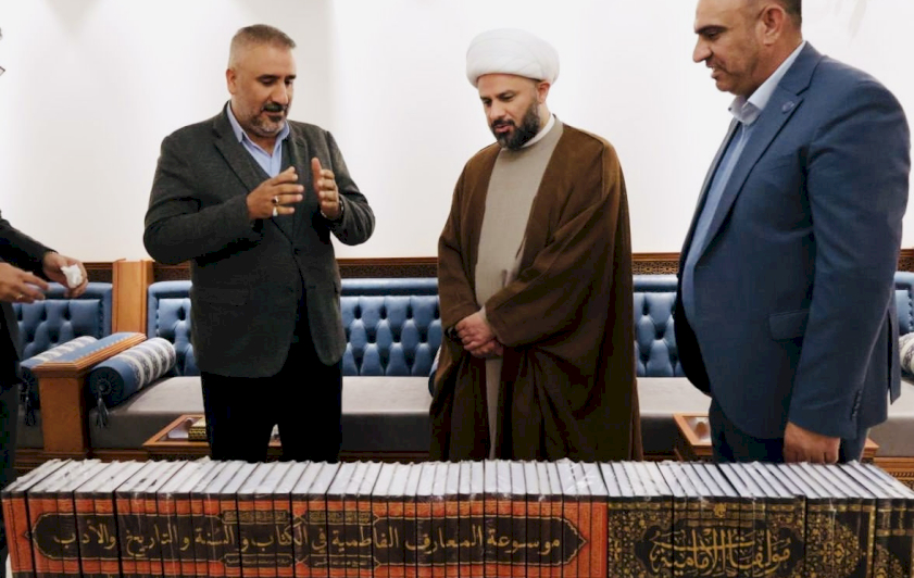 وفدٌ من قسمِ المعارفِ يزورُ الشيخَ الحسناوي ويُرفِدُ مكتبةَ السيدةِ زينب بإصداراتٍ علميّة