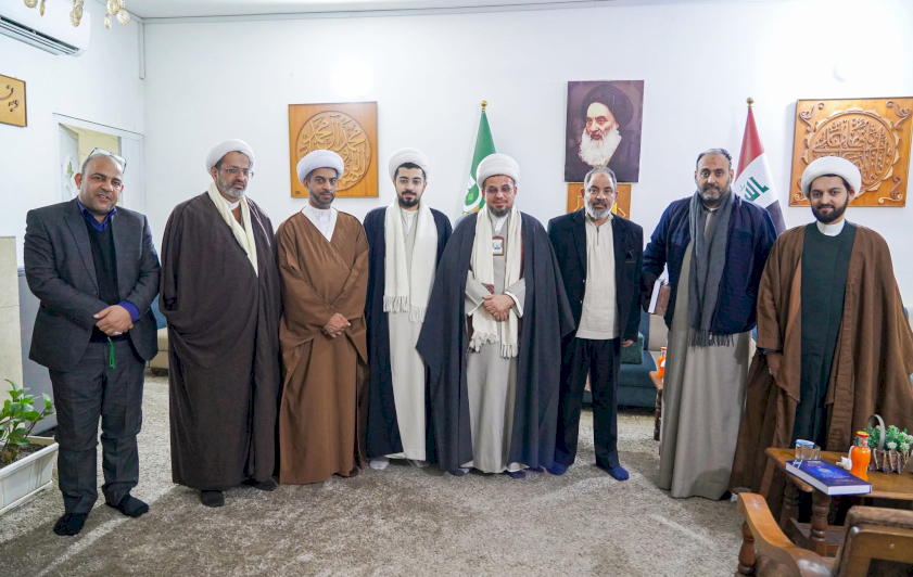 وفدٌ علميٌّ رفيعٌ يطّلعُ على منجزاتِ مركزِ تراثِ الحلّةِ ويبحثُ آفاقَ التعاونِ المعرفيِّ